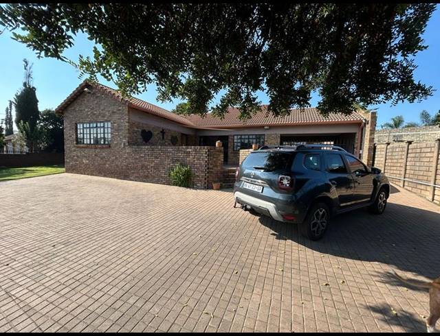 4 BEDROOM HOUSE FOR SALE IN THE REEDS